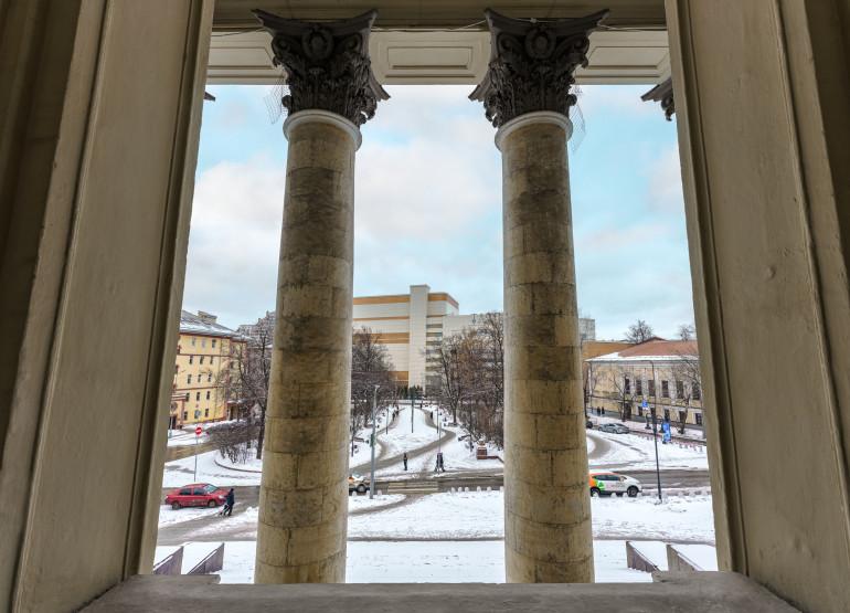 Дворец на Яузе: Вид входной группы снаружи